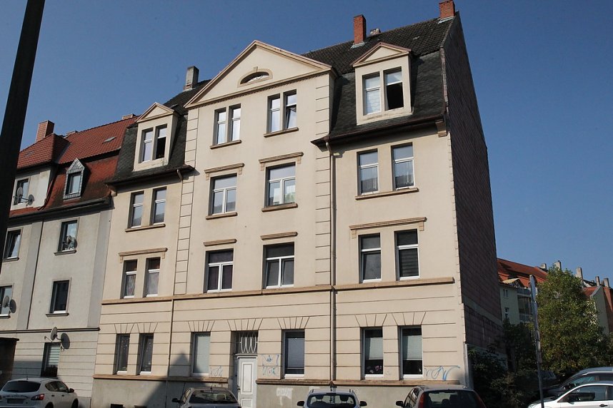 Die Polizei nimmt einen Mann fest, der ein Haus anz&uuml;nden wollte