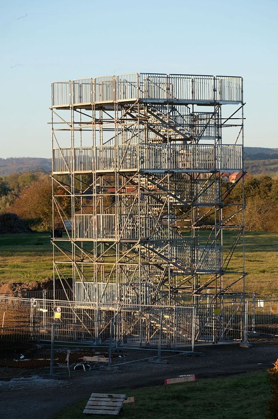 Kranichrast und Menschenauflauf