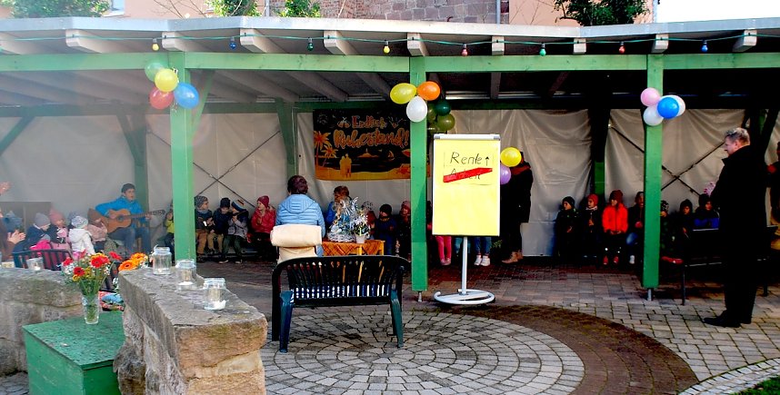 Kinder verabschieden sich mit einem Lied