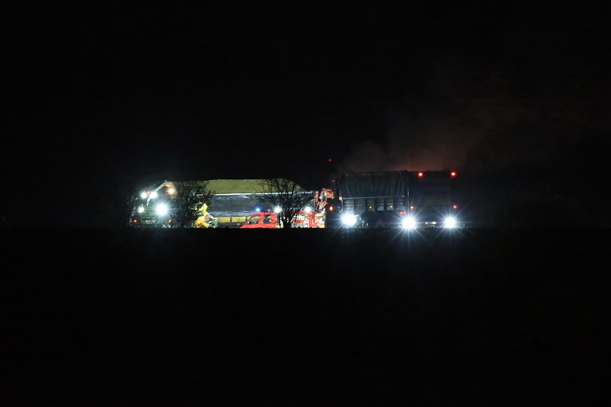 LKW-Brand auf einem Feld
