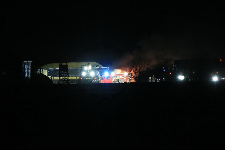 LKW-Brand auf einem Feld