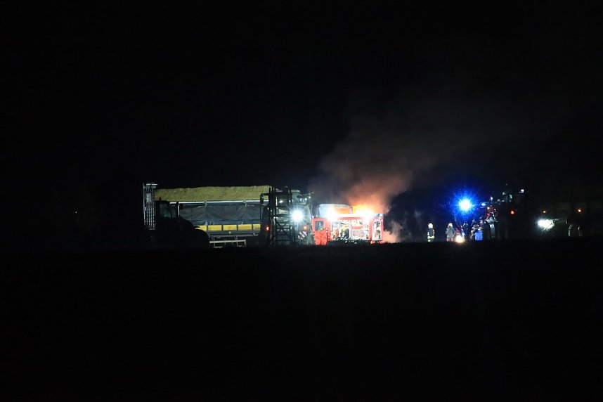 LKW-Brand auf einem Feld