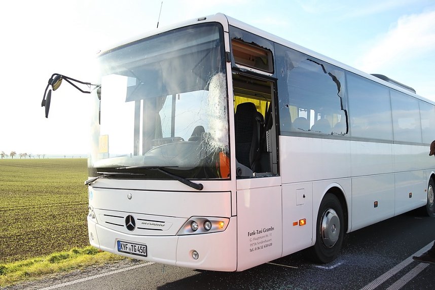 Schulbus mit Laster kollidiert