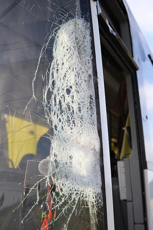 Schulbus mit Laster kollidiert