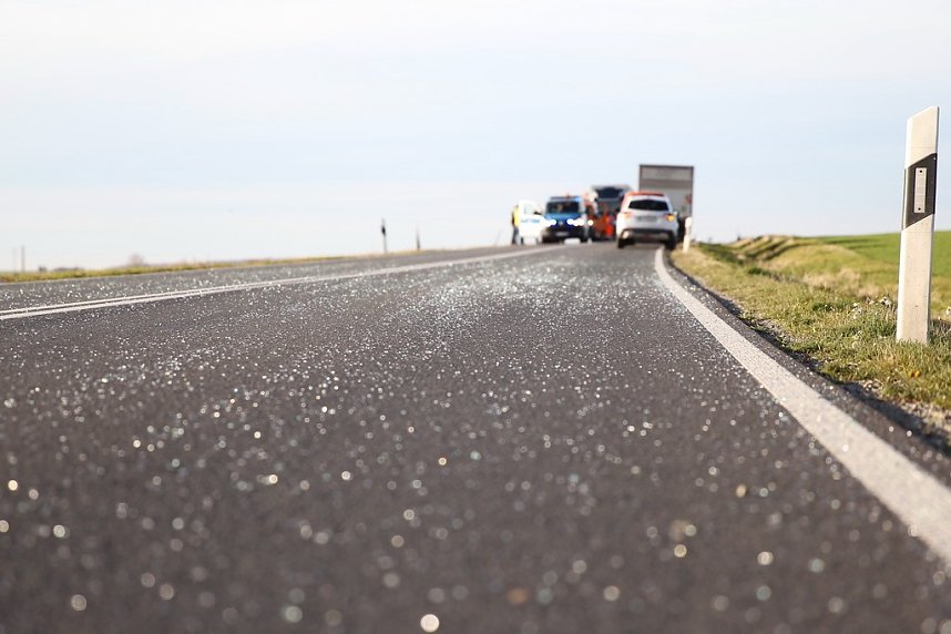 Schulbus mit Laster kollidiert