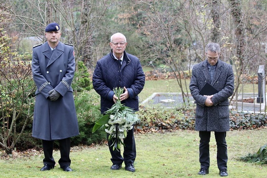 v.l.Oberstleutnant Daniel Faul; Dr. Thiele, Milit&auml;rpfarrer Michael Blaszcyk- Gedenken zum Volkstrauertag im Ehrenhain auf dem Hauptfriedhof in Sondershausen