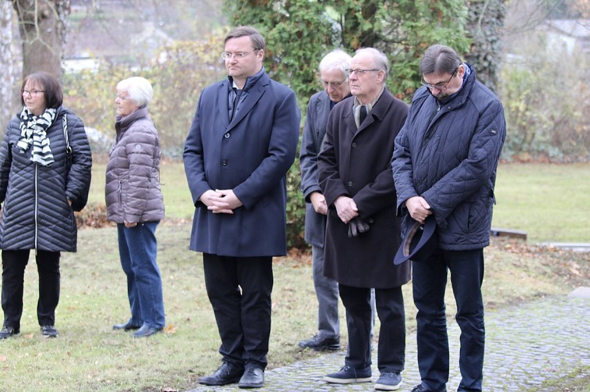 Stefan Schard (CDU), Wolfgang Wytrieckus, Joachim Kreyer -  Gedenken zum Volkstrauertag im Ehrenhain auf dem Hauptfriedhof in Sondershausen