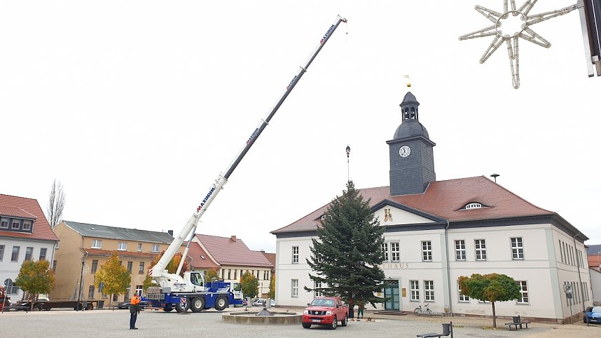Weihnachtstanne wird von dem Frankenh&auml;user Rathaus aufgestellt