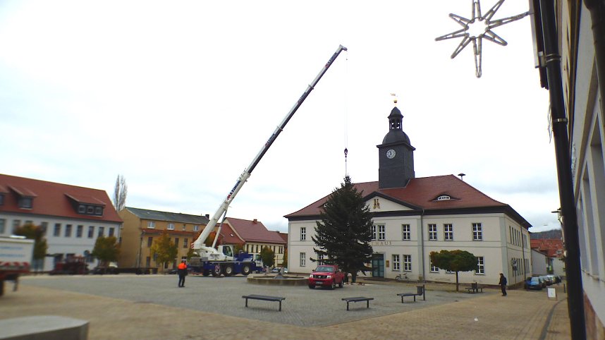 Weihnachtstanne wird von dem Frankenh&auml;user Rathaus aufgestellt