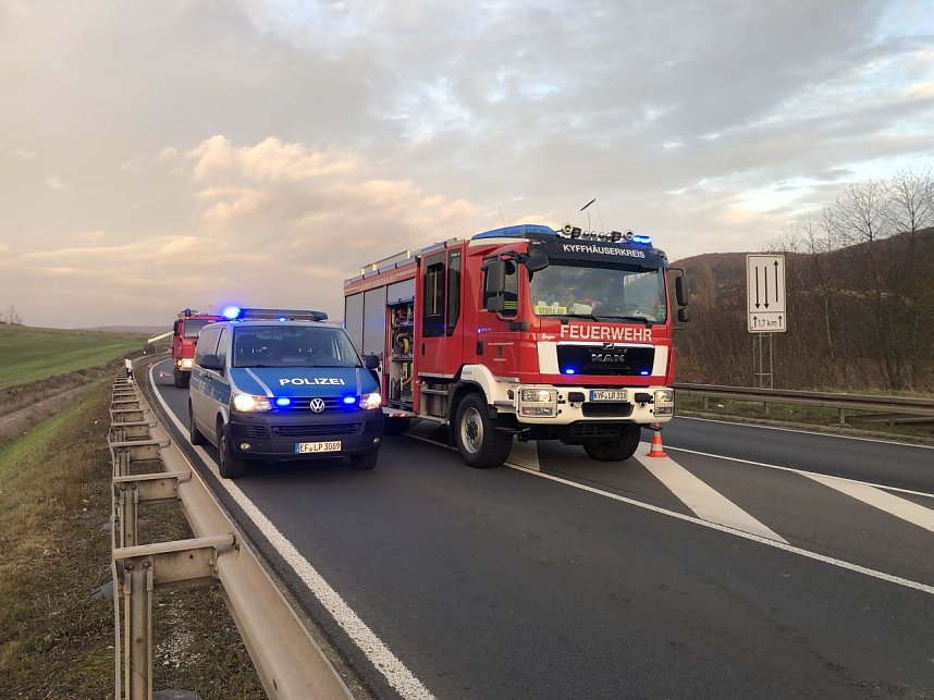 Reifen geplatzt und in der Leitplanke gelandet