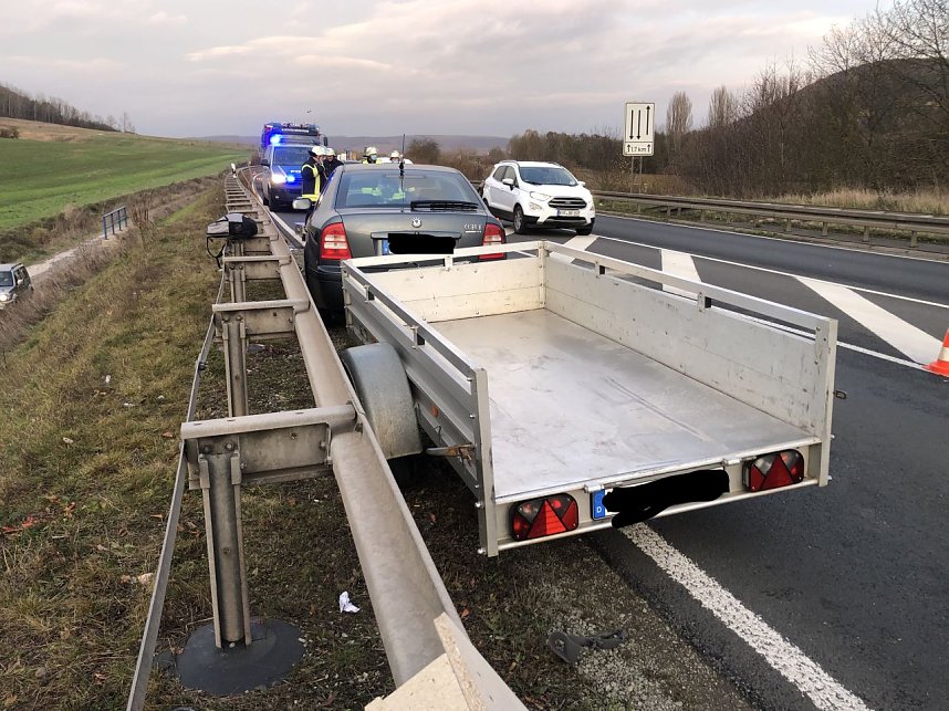 Reifen geplatzt und in der Leitplanke gelandet