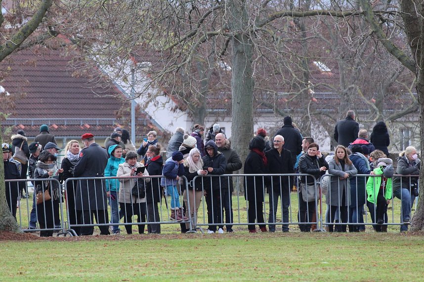 Gel&ouml;bnis neuer Soldatinnen und Soldaten der Bundeswehr im Lustgarten im Schloss Sondershausen 