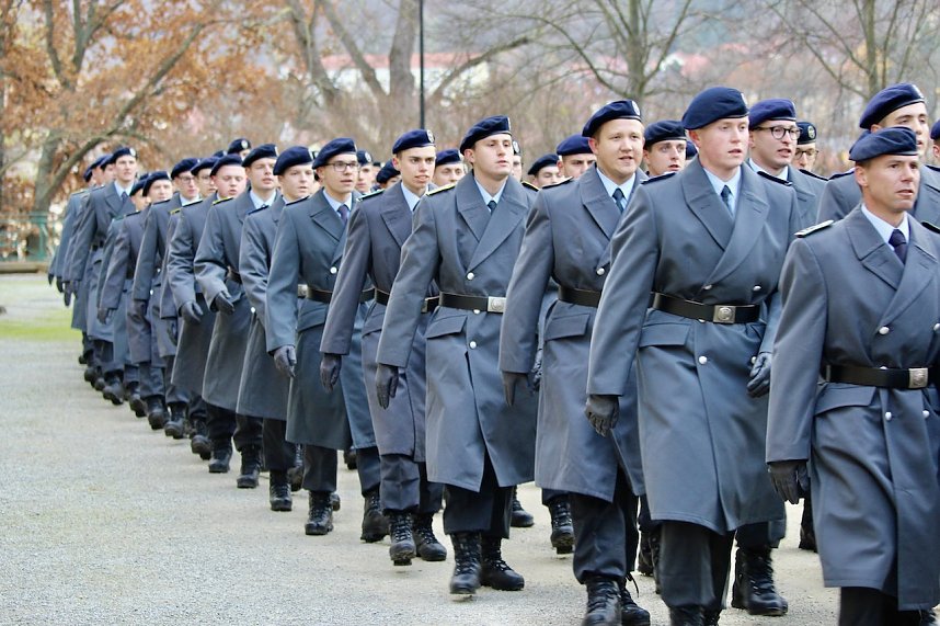 Gel&ouml;bnis neuer Soldatinnen und Soldaten der Bundeswehr im Lustgarten im Schloss Sondershausen 
