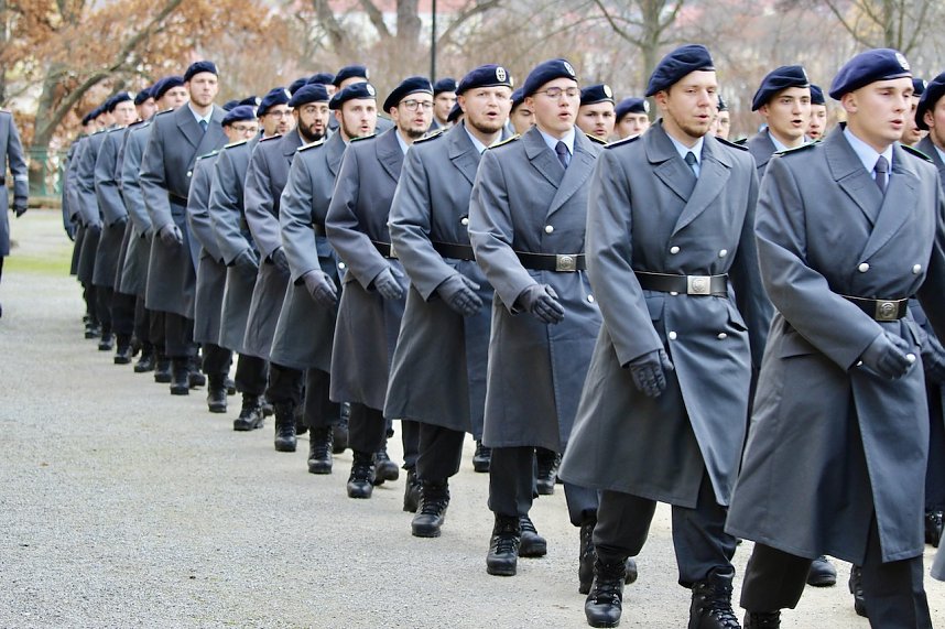 Gel&ouml;bnis neuer Soldatinnen und Soldaten der Bundeswehr im Lustgarten im Schloss Sondershausen 