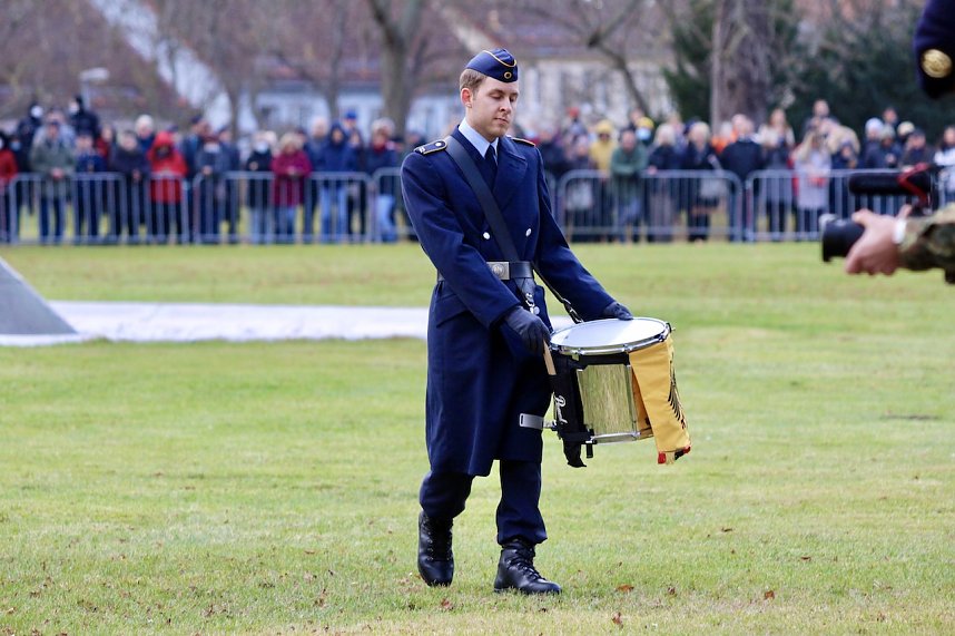 Gel&ouml;bnis neuer Soldatinnen und Soldaten der Bundeswehr im Lustgarten im Schloss Sondershausen 