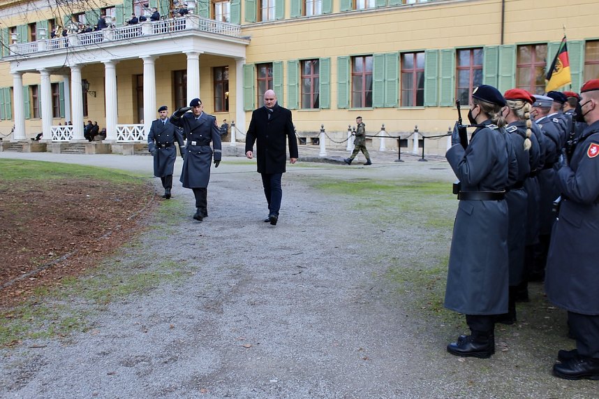 Gel&ouml;bnis neuer Soldatinnen und Soldaten der Bundeswehr im Lustgarten im Schloss Sondershausen 