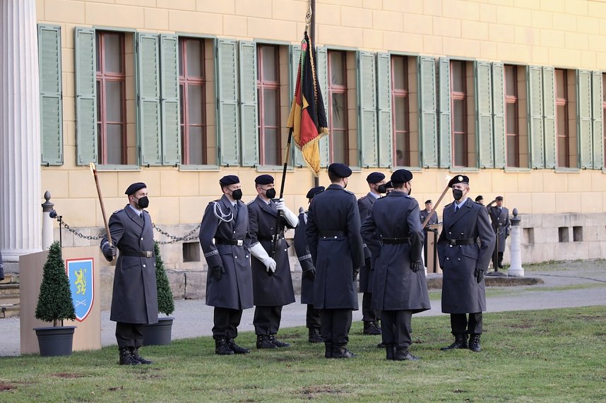 Gel&ouml;bnis neuer Soldatinnen und Soldaten der Bundeswehr im Lustgarten im Schloss Sondershausen 