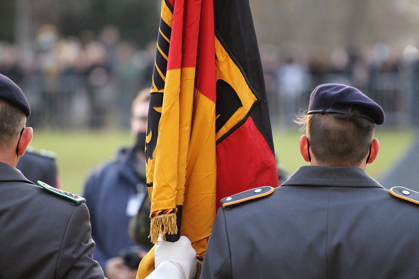 Gel&ouml;bnis neuer Soldatinnen und Soldaten der Bundeswehr im Lustgarten im Schloss Sondershausen 