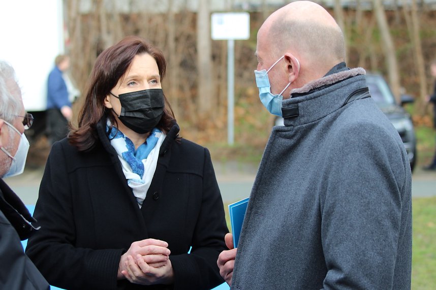 v.r. Wolfgang Tiefensee (Th&uuml;ringischer Wirtschafts- und Wissenschaftsminister), Landr&auml;tin Antje Hochwind-Schneider.  