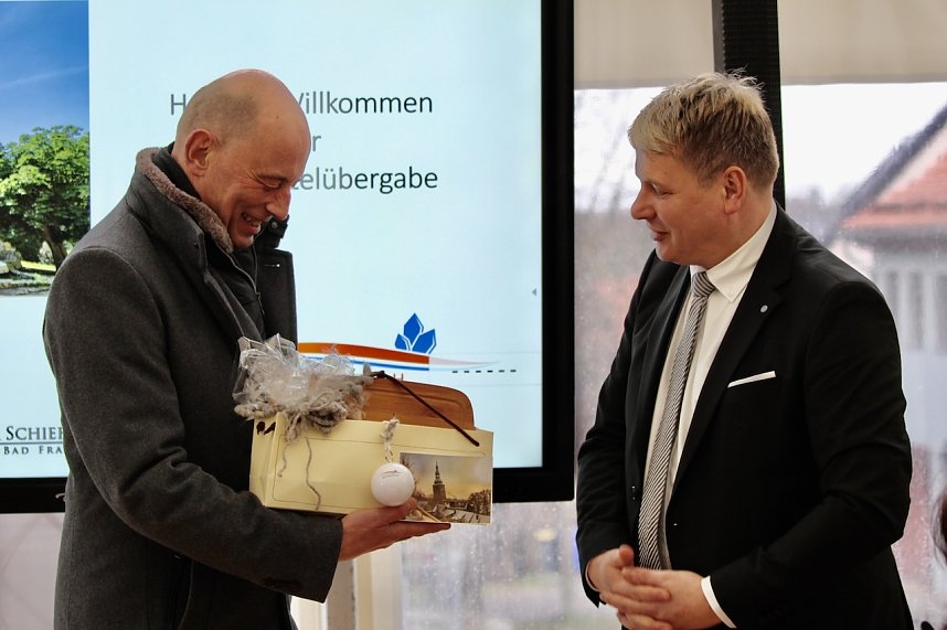 Nach der F&ouml;rdermittel&uuml;bergabe erh&auml;lt Minister Tiefensee von B&uuml;rgermeister Strejc ein Geschenk der Stadt Bad Frankenhausen