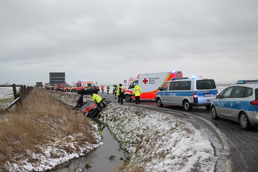 Sechs Verletzte bei Unfall auf der B4