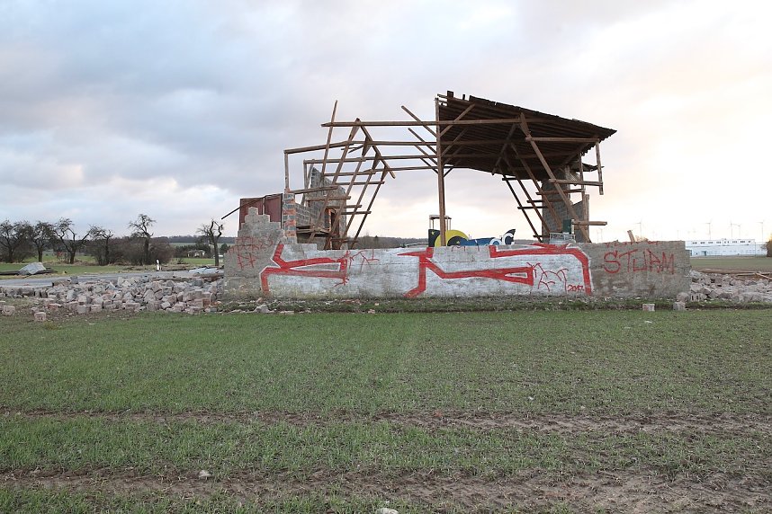 Das gestrige Sturmtief lies von dieser Scheune nicht mehr viel &uuml;brig