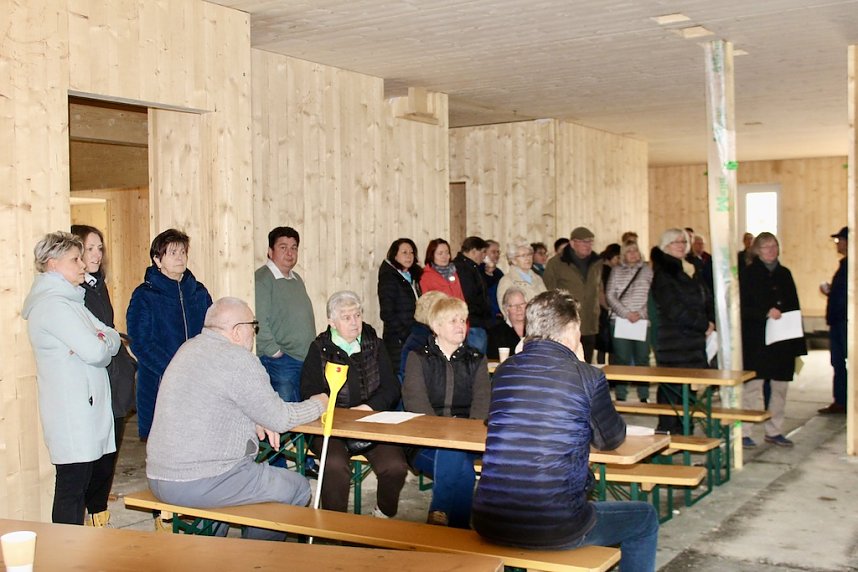 Interessierte B&uuml;rgerinnen und B&uuml;rger beim Richtfest in Ebeleben 