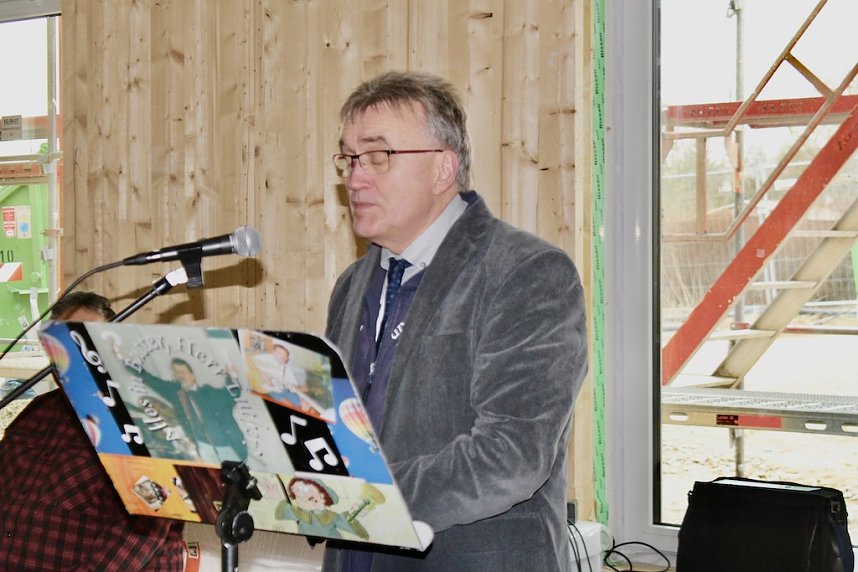 Pfarrer S&uuml;pke spricht den Segen f&uuml;r das neue Haus in Ebeleben