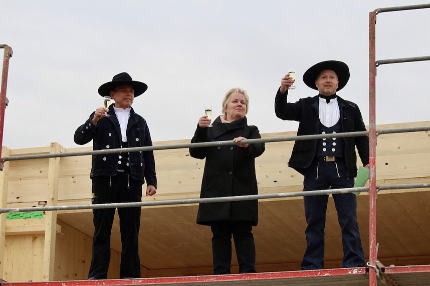 v.l Thoralf B&auml;ring (B&auml;ring Bau);Gudrun Knoch (Projektleiterin Wohnheim Diakonie Novalis); Zimmermann