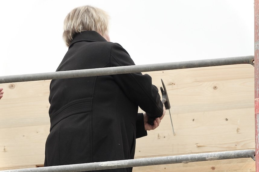 Hammerschlag beim Richtfest in Ebeleben