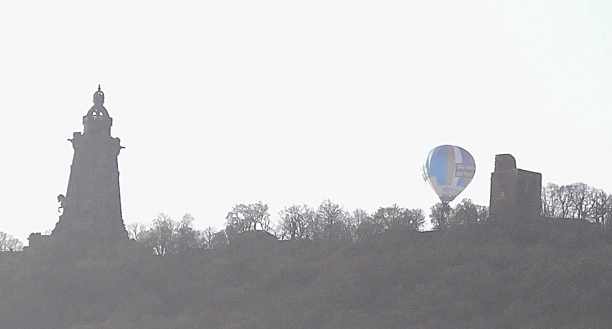 Hei&szlig;luftballon &uuml;ber dem Kyffh&auml;user