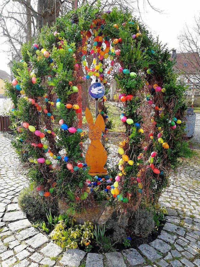 Wandergruppe aus Etzleben schm&uuml;ckt "Ihr" Osterei in diesem Jahr mit einer Friedenstaube