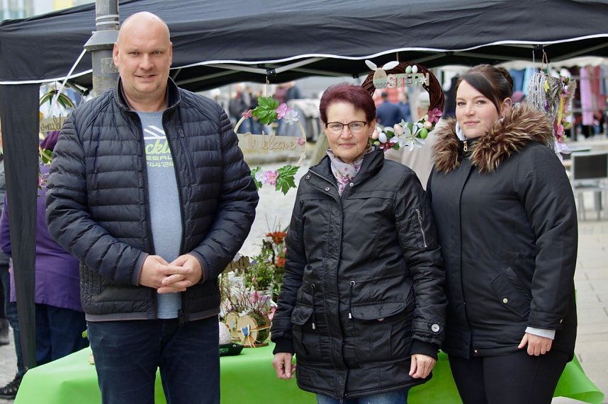 B&uuml;rgermeister  Steffen Grimm besuchte die St&auml;nde auf dem Sondersh&auml;user Ostermarkt und kam mit den H&auml;ndlerinnen und H&auml;ndlern ins Gespr&auml;ch