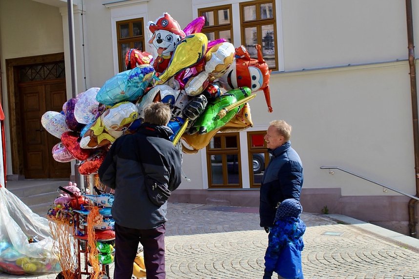 Bunte Luftballons auf dem Sondersh&auml;user Ostermarkt
