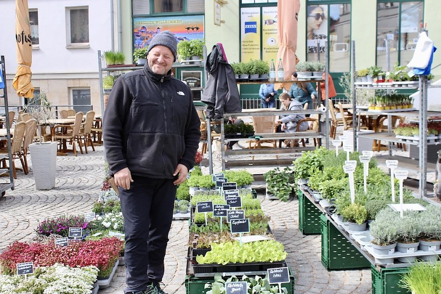 Gutgelaunter Blumenverk&auml;ufer auf dem Sondersh&auml;user Ostermarkt