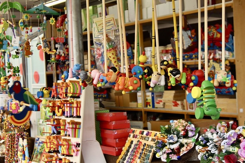 Buntes KInderspielzeug auf dem Sondersh&auml;user Ostermarkt