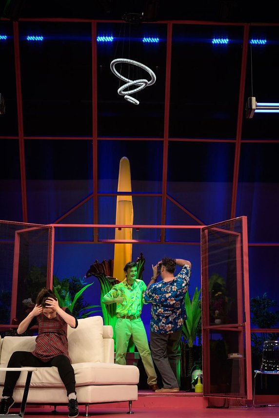 Das Ensemble des Rudolst&auml;dter Theaters l&auml;sst am Freitag die Mauer noch einmal fallen