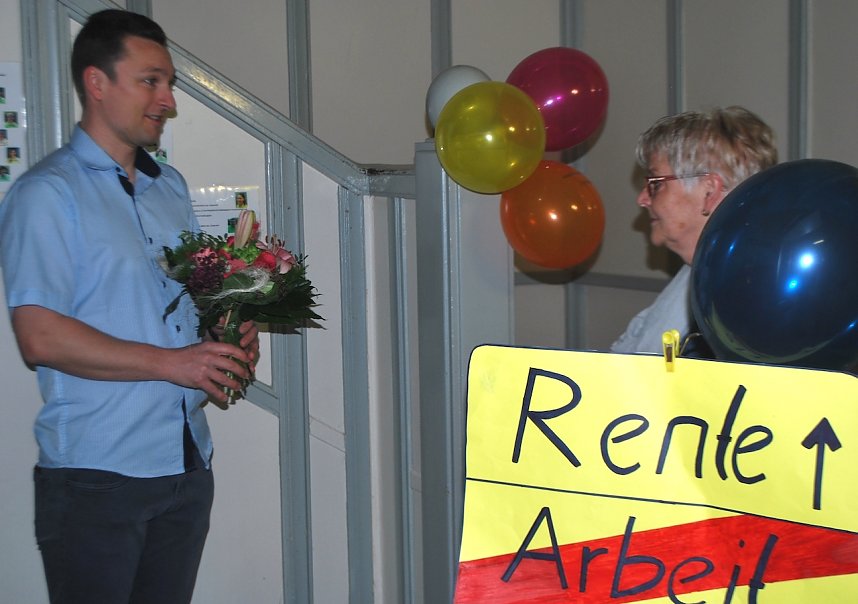 Kerstin T&ouml;ppe wird nach 46 Dienstjahren in den Ruhestand "entlassen".
