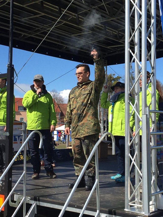 Der neue stellvertretende Bataillonskommandeur des Versorgungsbataillons 131, Oberstleutnant Christian M&ouml;nch, gab den Startschuss f&uuml;r die Mountainbikerinnen und Mountainbiker