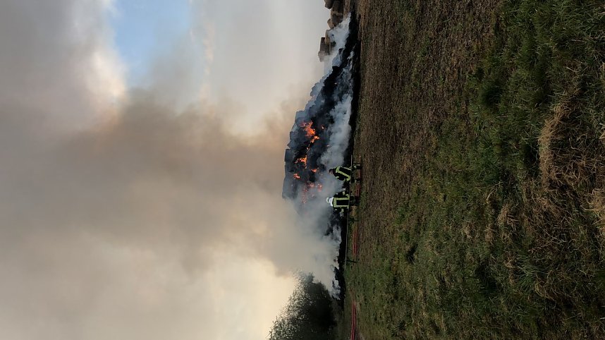Brennende Strohballen bei Donndorf