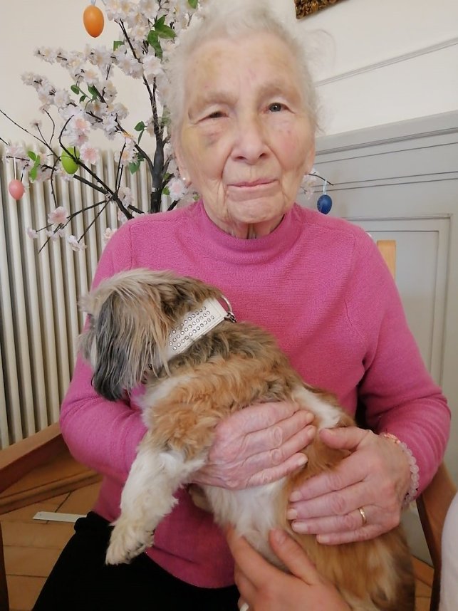 Kuschelstunde in Pflegeheim Schloss Sophie von K&uuml;hn