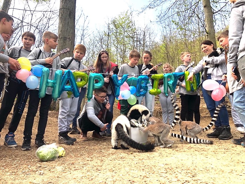 Affengeburtstag und Putzaktion im Affenpark Strau&szlig;berg