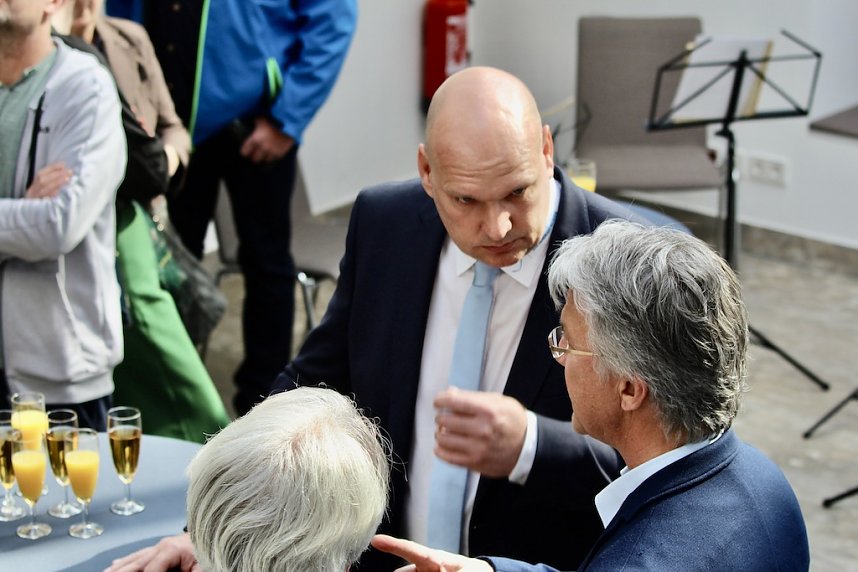 v.l. B&uuml;rgermeister Steffen Grimm; Daniel Klajner (Intendant Nordh&auml;user Theater) bei der Er&ouml;ffnungsfeier des sanierten Sondersh&auml;user Rathauses