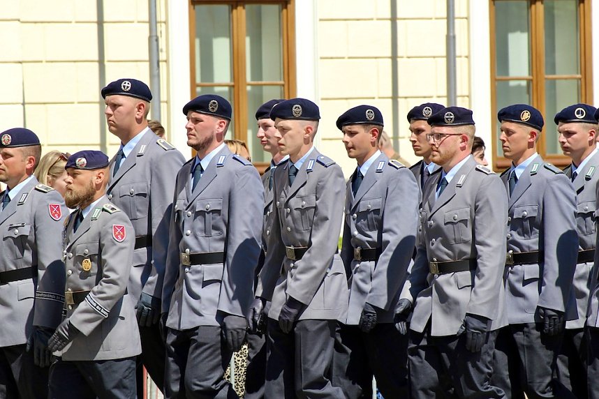 Feierliche Vereidigung von 71 Bundeswehrsoldaten und Soldatinnen auf dem Sondersh&auml;user Marktplatz