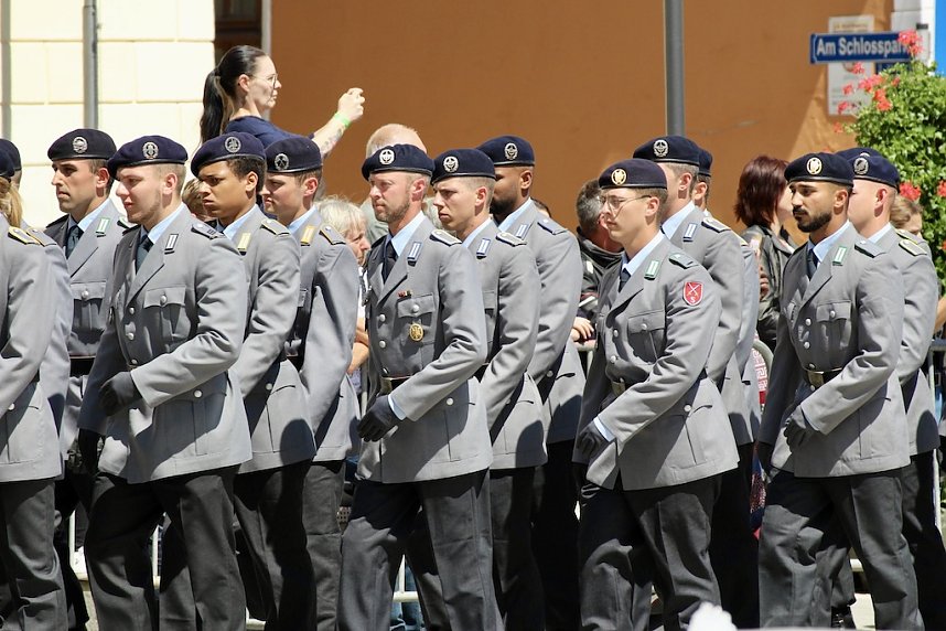 Feierliche Vereidigung von 71 Bundeswehrsoldaten und Soldatinnen auf dem Sondersh&auml;user Marktplatz