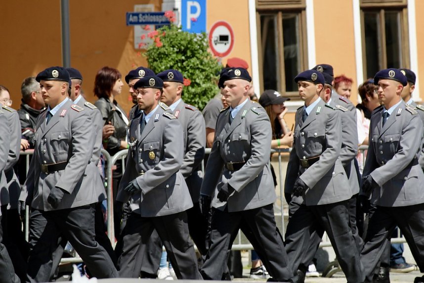 Feierliche Vereidigung von 71 Bundeswehrsoldaten und Soldatinnen auf dem Sondersh&auml;user Marktplatz