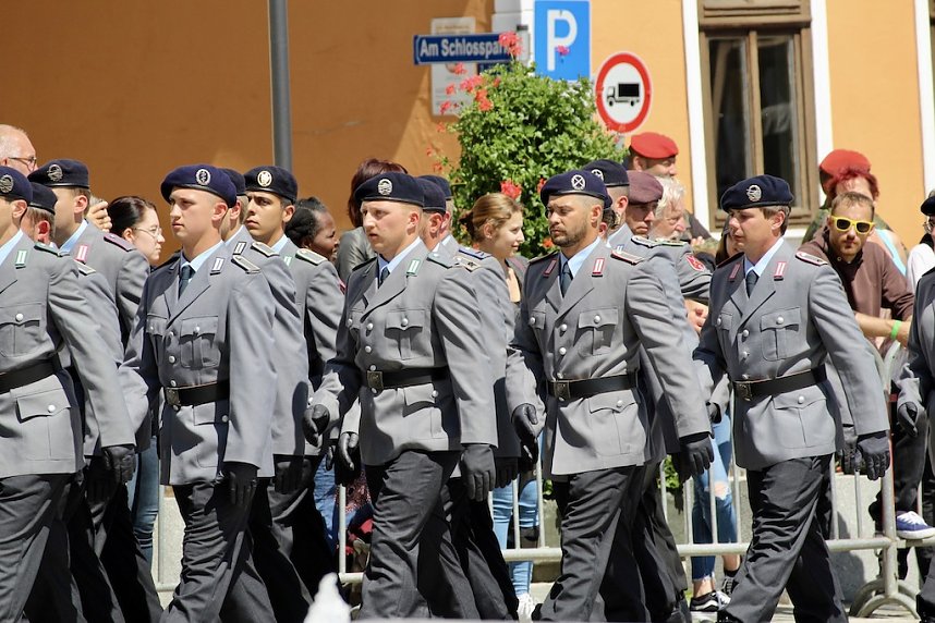 Feierliche Vereidigung von 71 Bundeswehrsoldaten und Soldatinnen auf dem Sondersh&auml;user Marktplatz