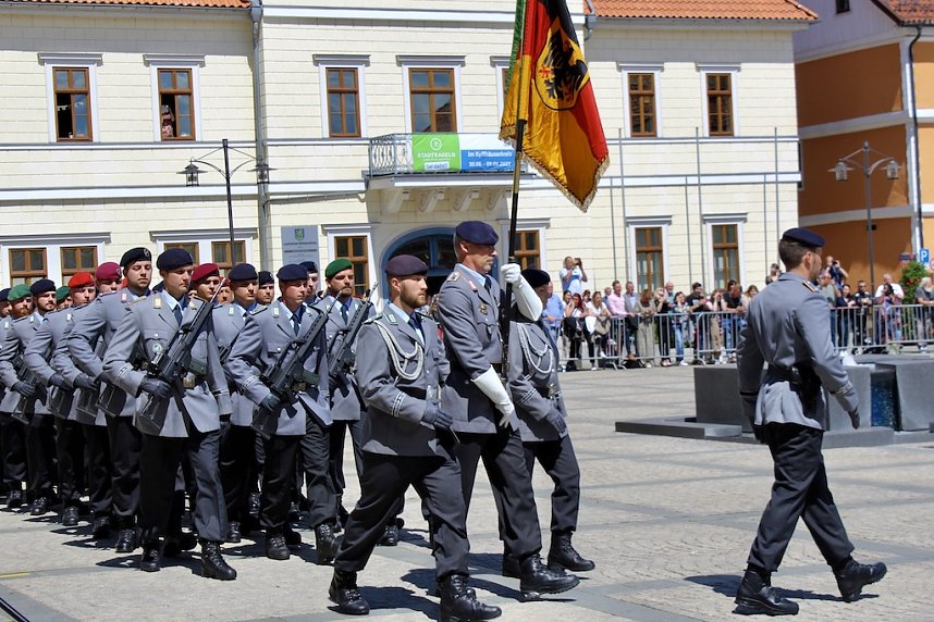 Feierliche Vereidigung von 71 Bundeswehrsoldaten und Soldatinnen auf dem Sondersh&auml;user Marktplatz