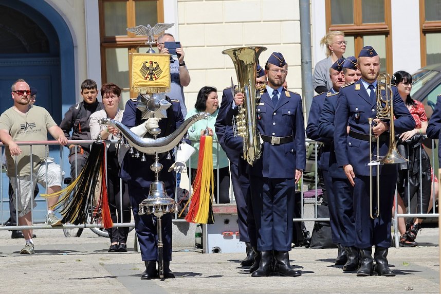 Feierliche Vereidigung von 71 Bundeswehrsoldaten und Soldatinnen auf dem Sondersh&auml;user Marktplatz