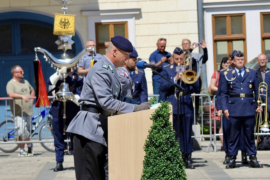 Feierliche Vereidigung von 71 Bundeswehrsoldaten und Soldatinnen auf dem Sondersh&auml;user Marktplatz